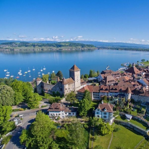 Depuis Berne-Belp pour un vol en hélicoptère sur les 3 lacs