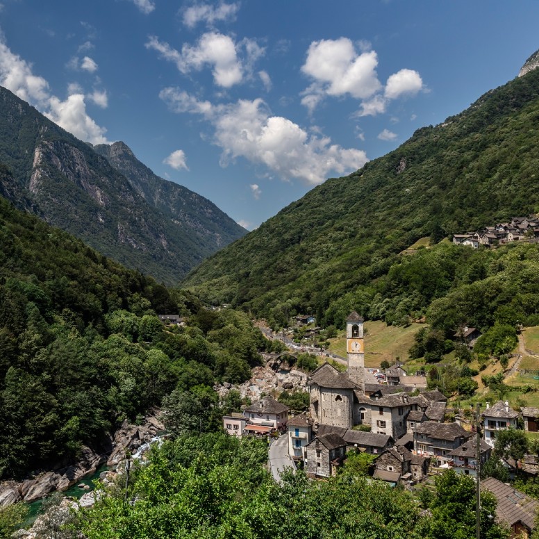 Vallemaggia et Val Verzasca en hélicoptère depuis Locarno