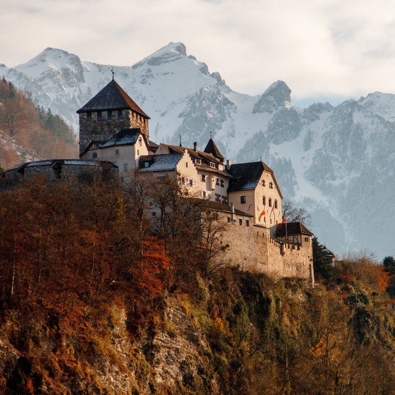 Depuis Balzers le Liechtenstein vu du ciel en hélicoptère