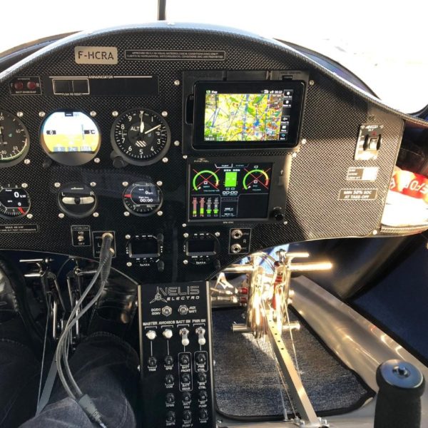 Cockpit du Vélis electro pour une initiation au pilotage depuis Épagny