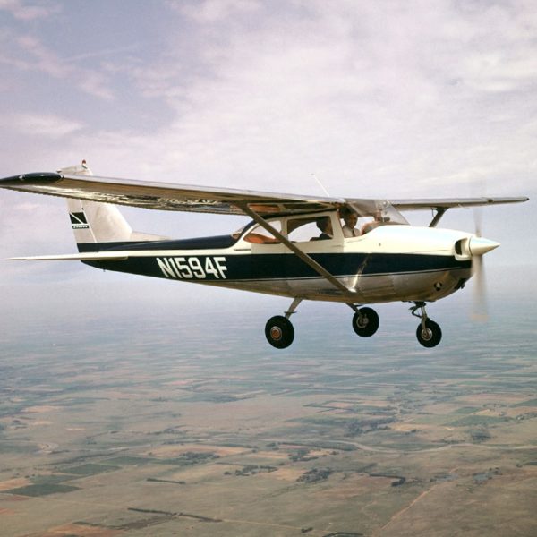 Cessna 172 für den Flug über die Seen