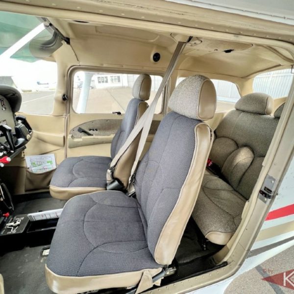 Passenger cabin of the cessna 172 for a flight around the Uetliberg from Buttwil