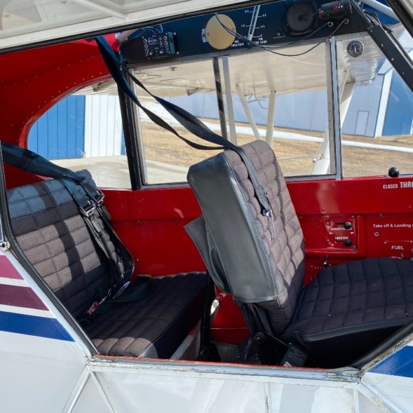 La cabina di pilotaggio del Piper per un'introduzione al volo da Épagny