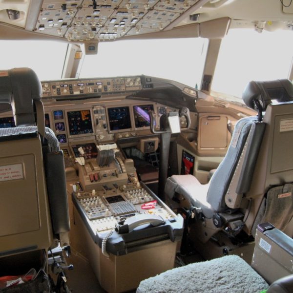 Cockpit Boeing B777 flight simulator