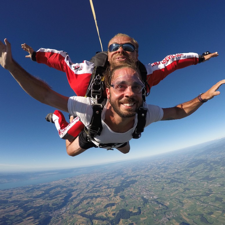 Saut en tandem en parachute à Écuvillens