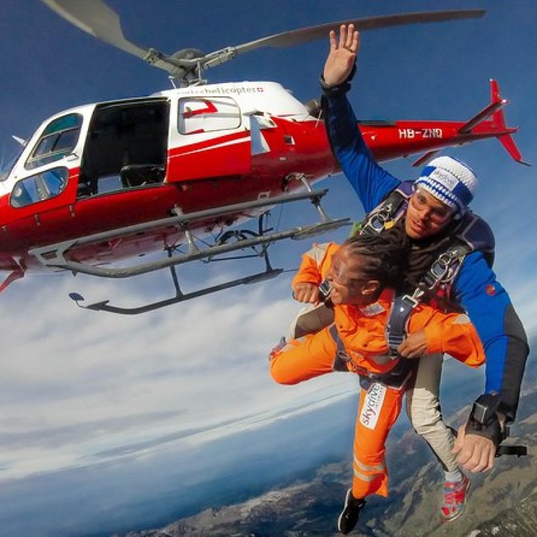 Tandem parachute jump from a helicopter in Interlaken