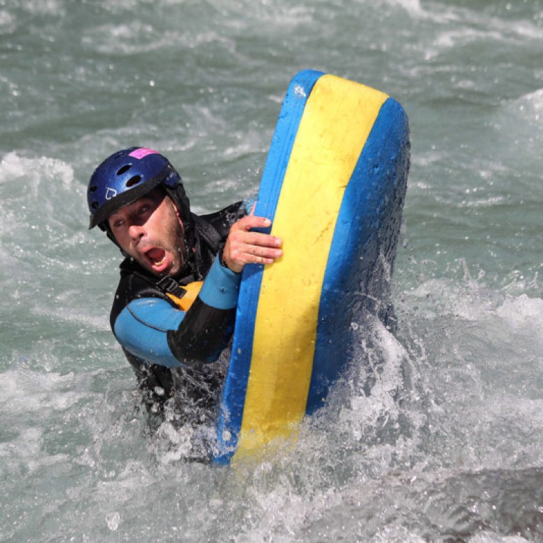 Nuoto in acque bianche sul fiume Sarine