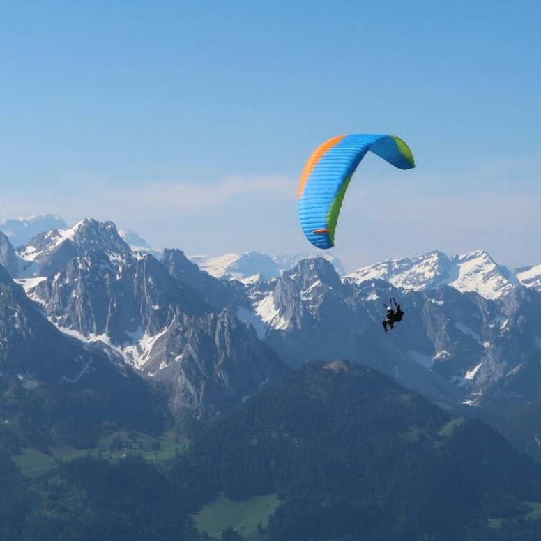 Tandem paragliding in the Pays d'Enhaut