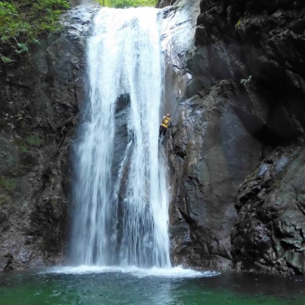 Discesa in corda doppia nella cascata della Val Cugnasco