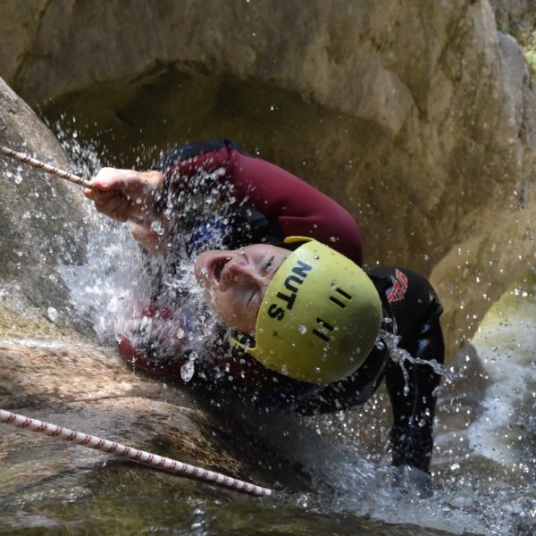 Douche dans le canyon Chli Schliere dans l'Oberland bernois