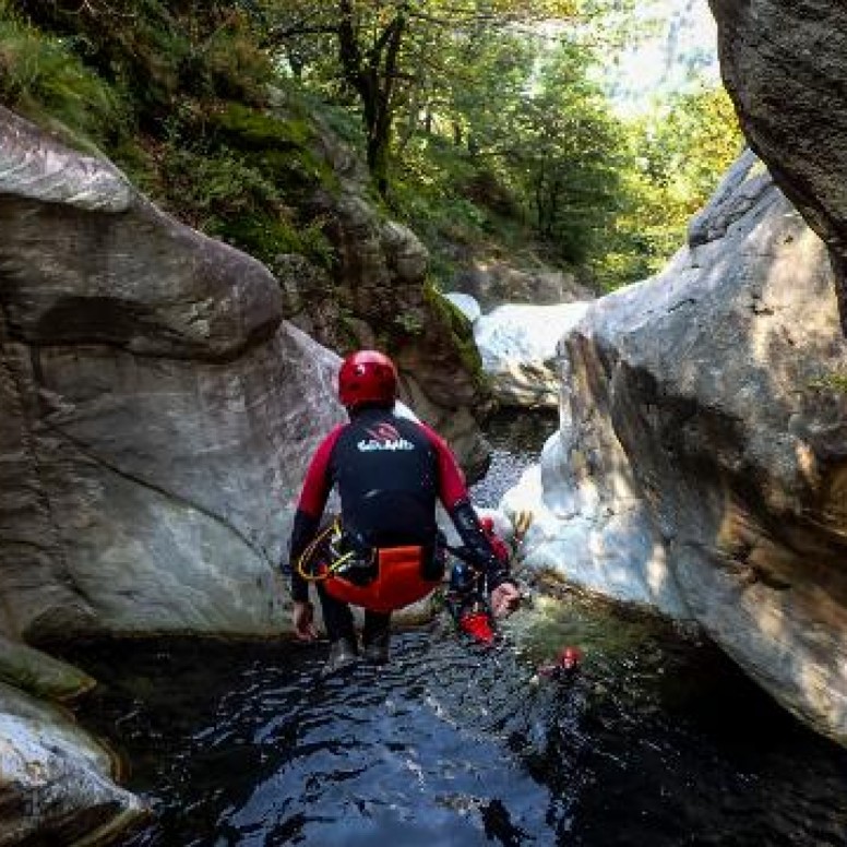 Saut dans le canyon du Boggera au Tessin