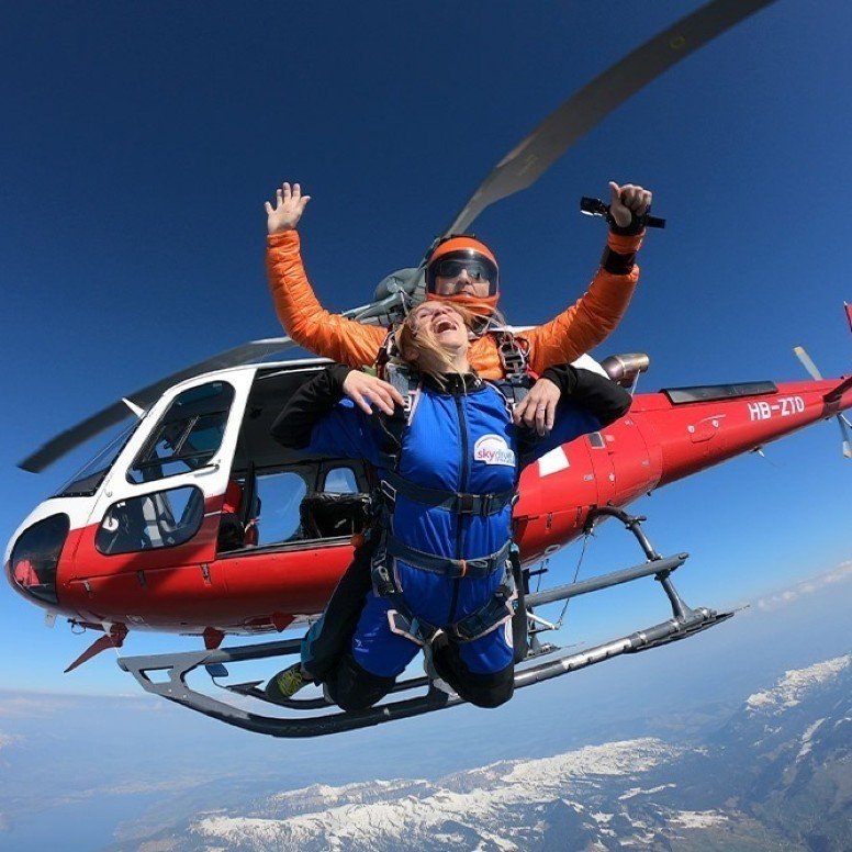 Tandem jump from a helicopter in Interlaken