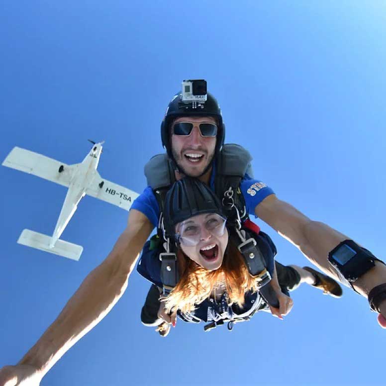 Beromünster saut en tandem en parachute