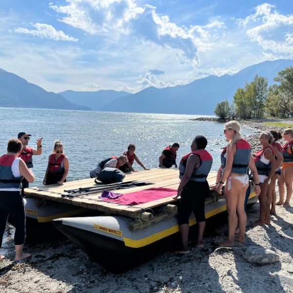 Costruzione di zattere sul Lago Maggiore