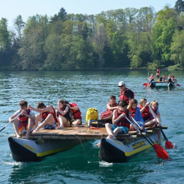 Schulausflug und Floßbau auf dem Vierwaldstättersee in Weggis