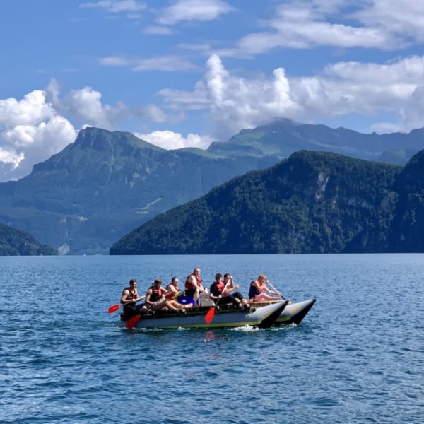 Construction de radeau sur le lac des Quatre-cantons