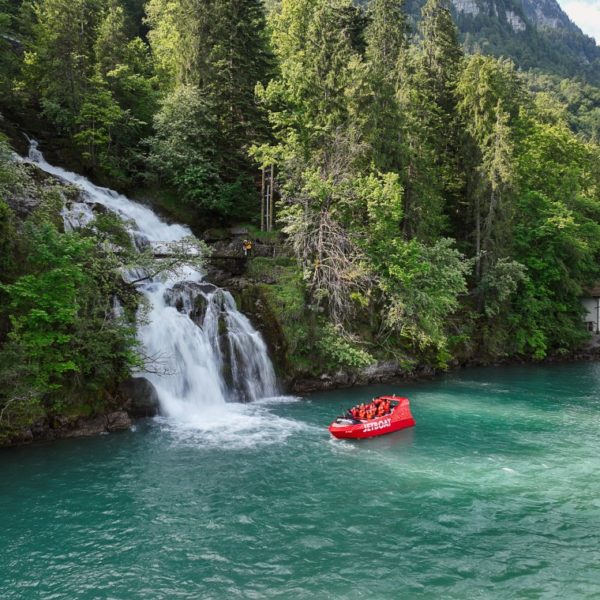 Jeatboat et cascade à Interlanken sur le lac de Brienz