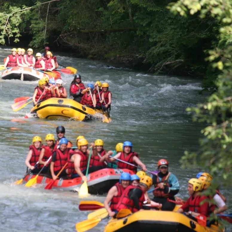 Gara della scuola di rafting di Esay sulla Sarine