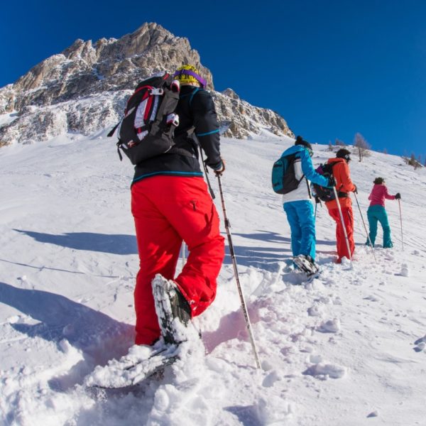 Trekking en montagne avec des raquettes