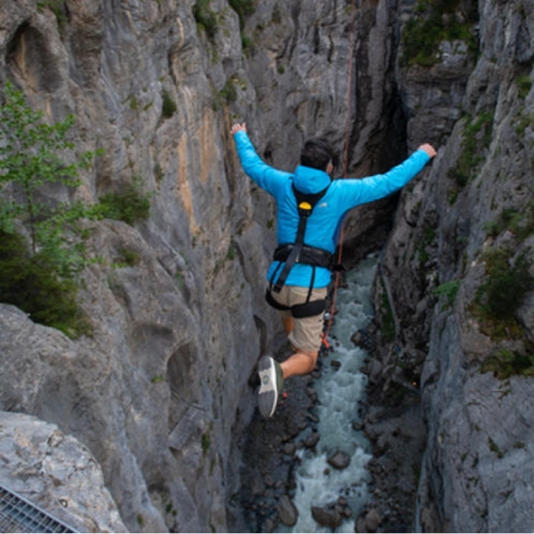 Saut pendulaire depuis une plateforme à Grindelwald