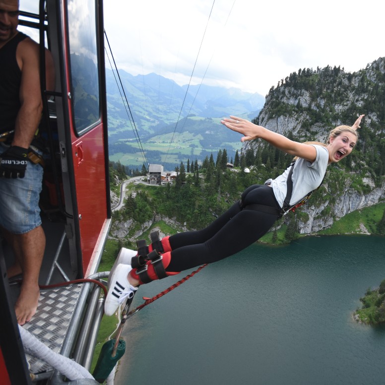 Depuis le téléphérique du Stockhorn saut à l'élastique