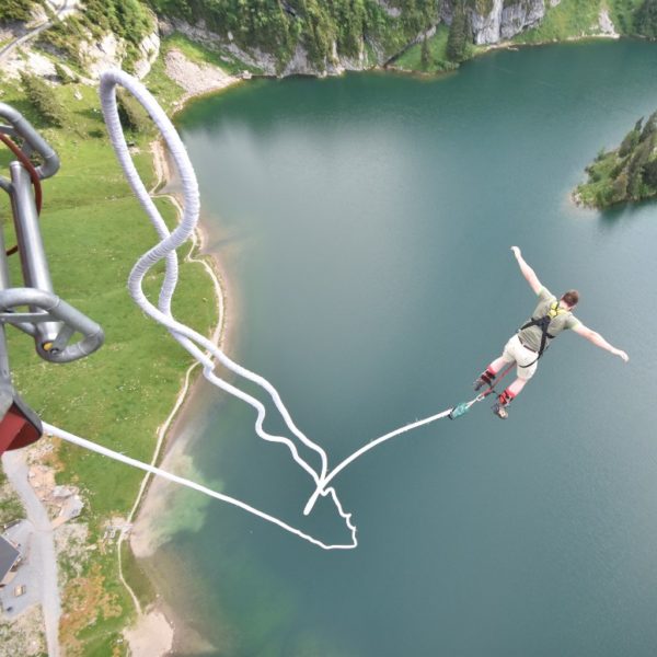 Bungee jumping dallo Stockhorn a Erlenbach