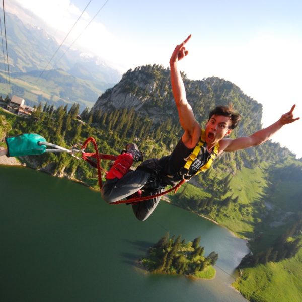 Bungy jumping dallo Stockhorn a Erlenbach, nell'Oberland Bernese