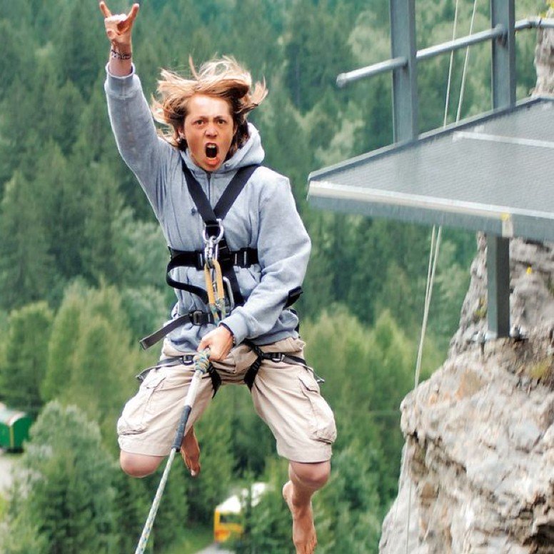 Saut pendulaire ou swing dans un canyon à Grindelwald