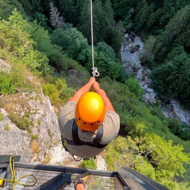 Saut pendulaire ou swing dans les gorges du Pissot à l'Étivaz