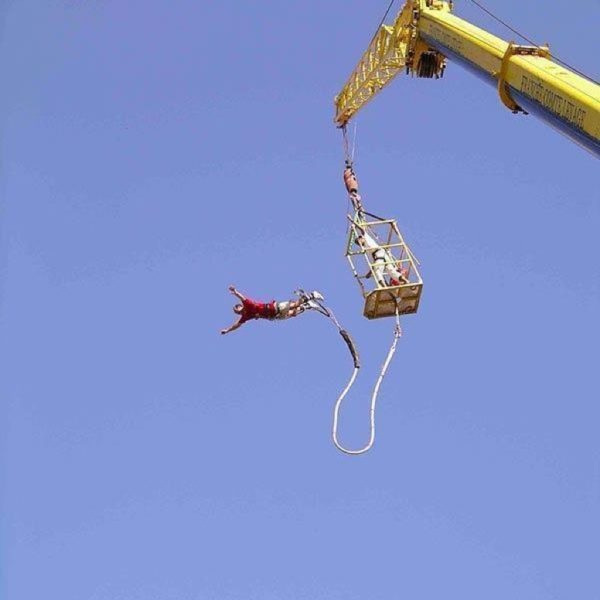 Saut à l'élastique depuis une grue élévatrice avec nacelle