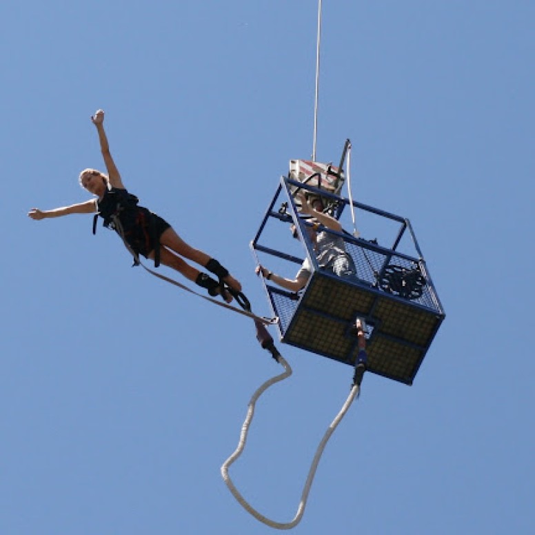 Saut à l'élastqiue depuis une nacelle élévatrice