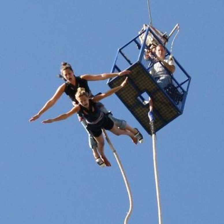 Saut à l'élastique en tandem depuis une nacelle élévatrice