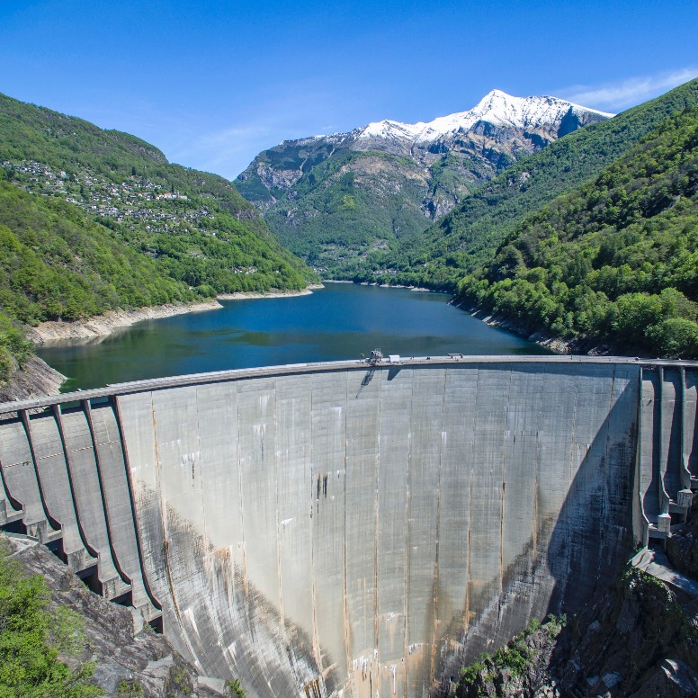 Barrage de Verzasca et saut de James Bond 007 en hélicoptère