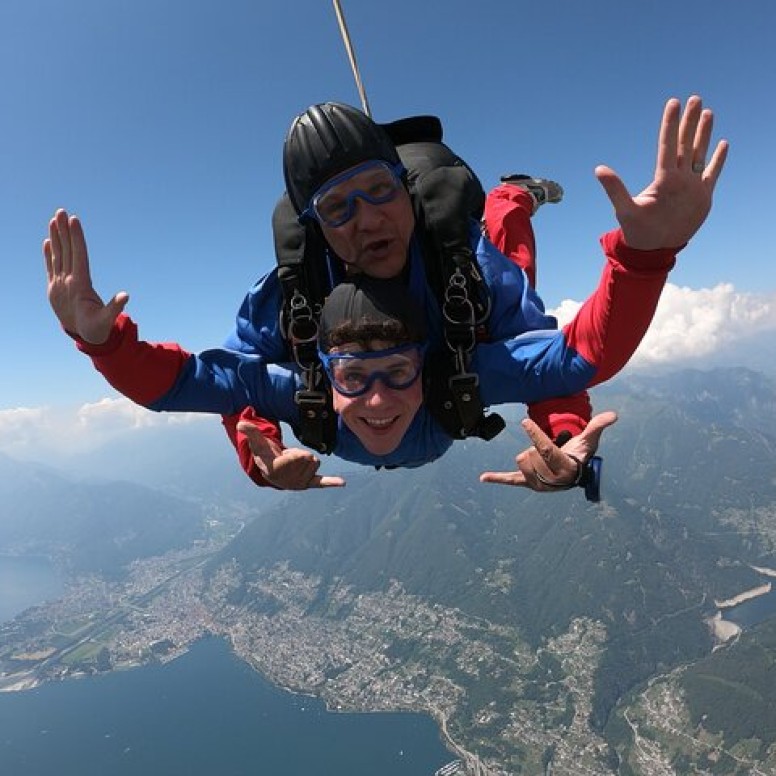 Tandem-Fallschirmspringen im Tessin