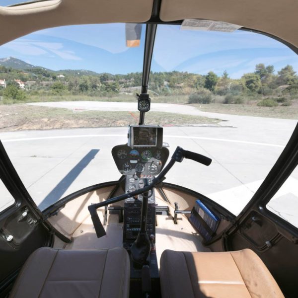 La cabina di pilotaggio del Robinson RH44 per un volo introduttivo da Buttwil