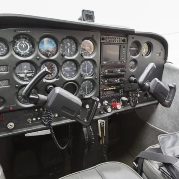 Cockpit Cessna 172 per un'introduzione al pilotaggio di un aereo