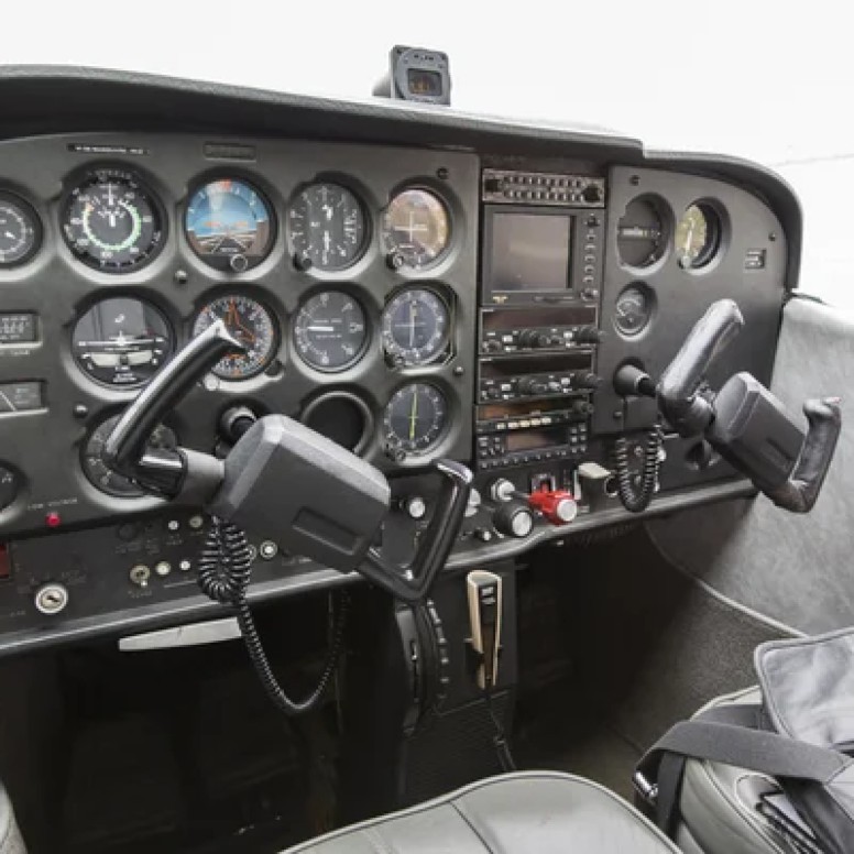 Cockpit Cessna 172 pour une initiation de pilotage d'un avion