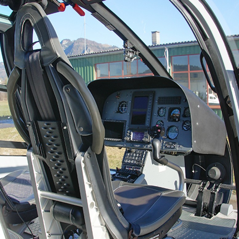 La cabina di pilotaggio del Colibrì H120 per un'introduzione al volo da Berna-Belp