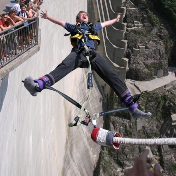 Bungee jumping in Verzasca, Ticino