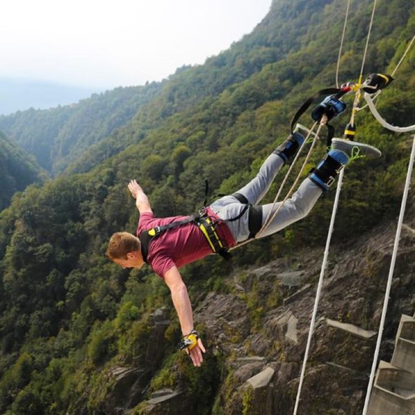 Bungee jumping from the Verzasca dam in Ticino