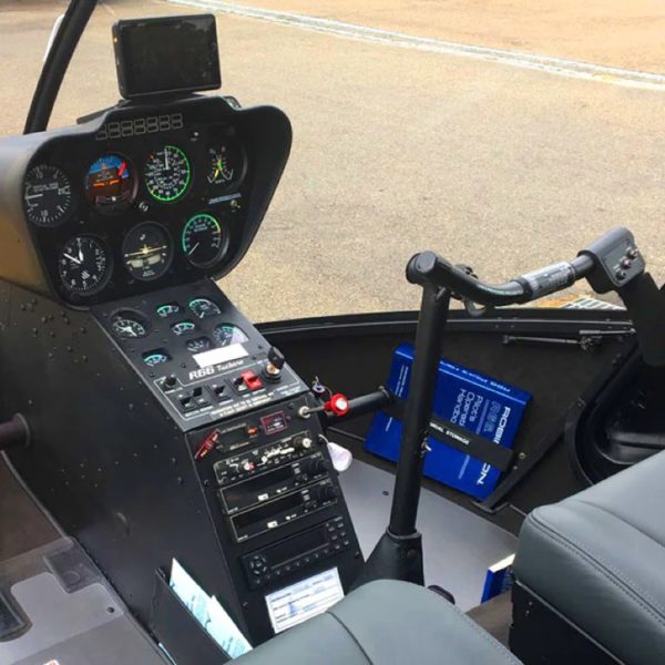 La cabina di pilotaggio del Robinson R66 per un'introduzione al volo da Sitterdorf