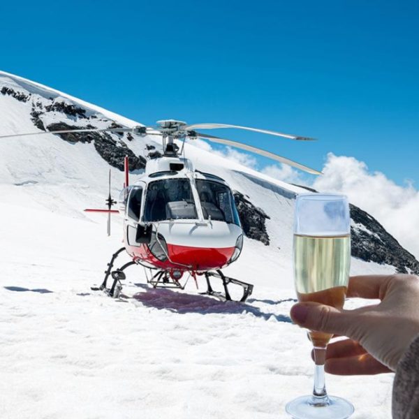 Aperitif on a glacier by helicopter from Interlaken