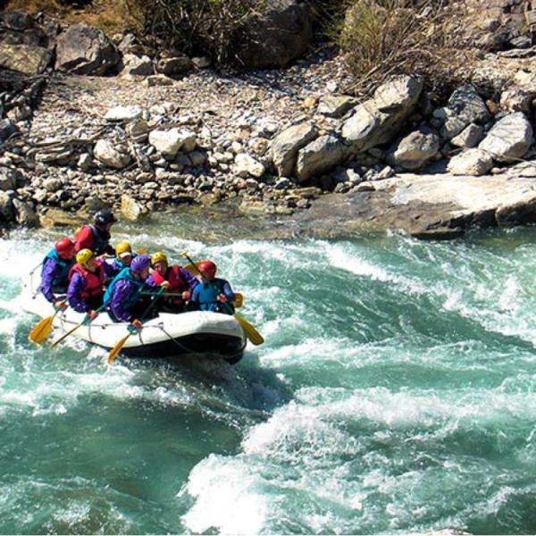 Scuola di rafting da Vollèges a Sembrancher sulla Dranse de Bagnes, in Vallese.