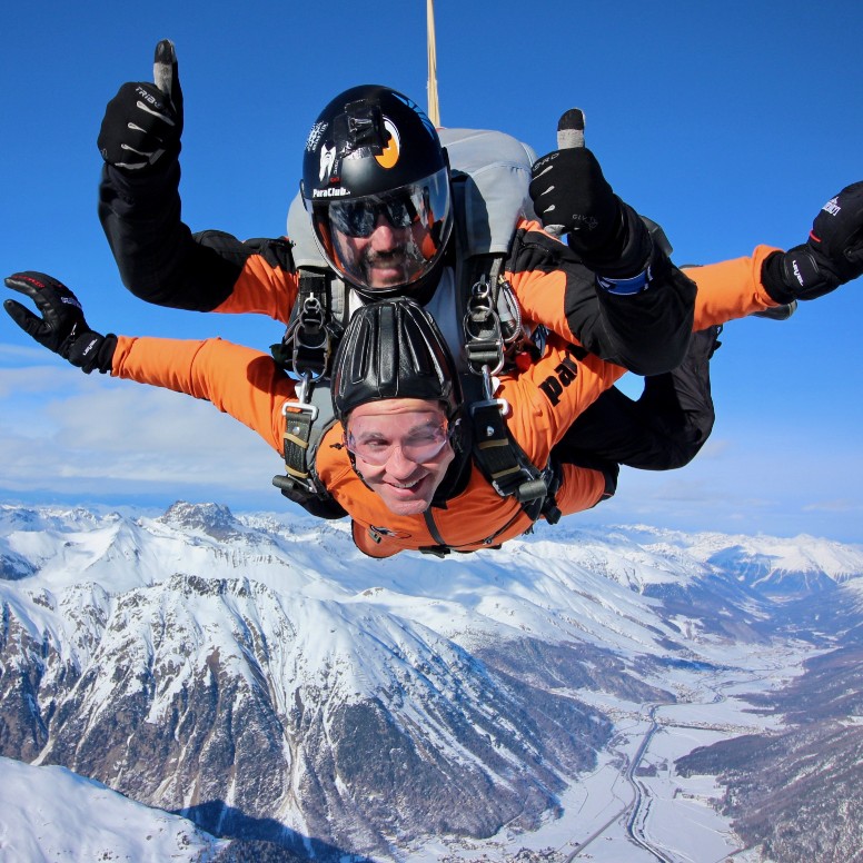 Saut en tandem à 5200 m d'altitude depuis Samedan